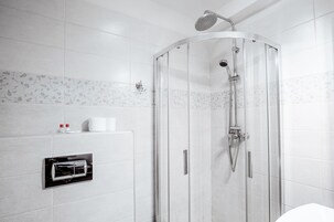 Family Apartment, Multiple Beds | Bathroom | Hair dryer, towels