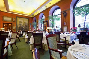 Déjeuner et dîner servis sur place, spécialités Cuisine polonaise