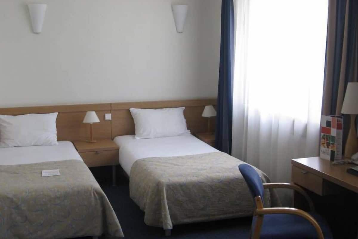 Premium bedding, desk, iron/ironing board, free cribs/infant beds