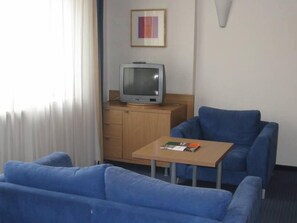 Comfort Δίκλινο Δωμάτιο (Twin) | Περιοχή καθιστικού | Τηλεοράσεις