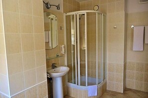Douche, articles de toilette (gratuits), serviettes fournies