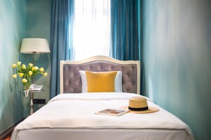 Tek Kişilik Oda | Kaliteli yatak takımı, minibar, odada kasa, güneşlik/perde