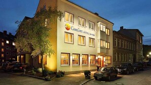 A two-story building with a sign for 'Comfort Hotel Tom Kiley'. - Comfort Hotel Tom Kyle (Kiel)