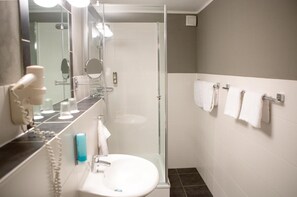 Shower, hair dryer, slippers, towels - Comfort Hotel Tom Kyle (Kiel)