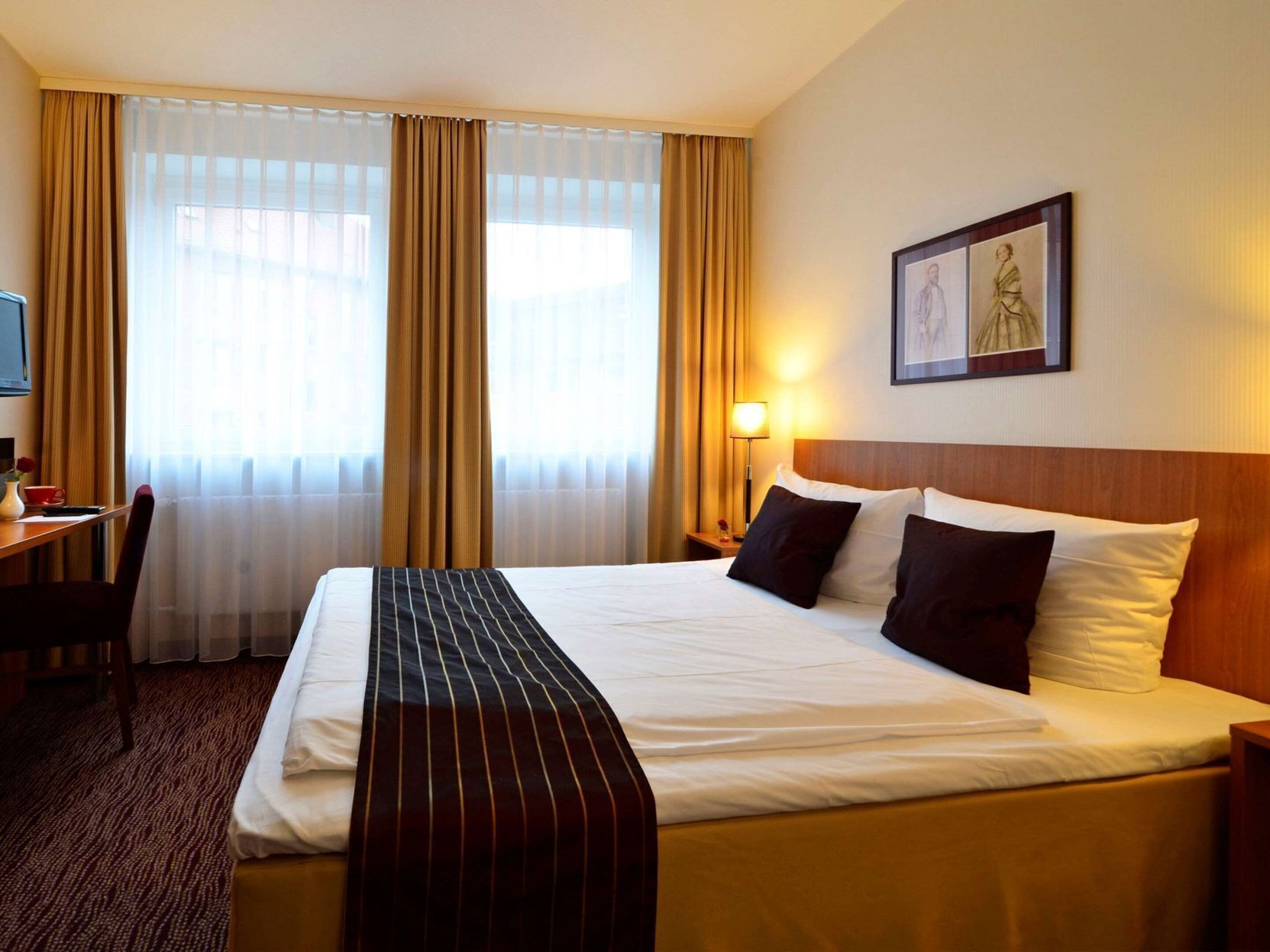 Hypo-allergenic bedding, in-room safe, desk, blackout drapes