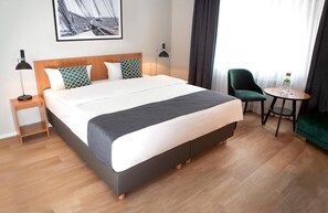 Standard Double Room, Non Smoking | Living area | 32-inch flat-screen TV with cable channels, TV - Comfort Hotel Tom Kyle (Kiel)