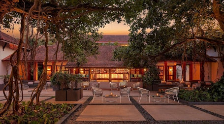 2 bars/lounges, poolside bar