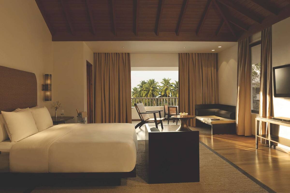 family room, 1 king bed | 1 bedroom, premium bedding, memory-foam beds, minibar