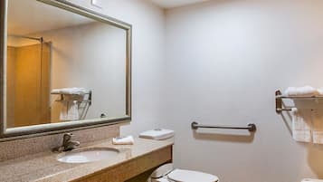 Combined shower/bathtub, free toiletries, towels