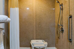 Tina con regadera, amenidades de baño gratuitas, toallas 