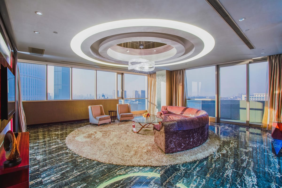 room, 1 king bed, city view | minibar, in-room safe, desk, blackout curtains