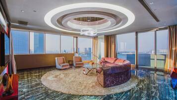 Rom, 1 kingsize-seng, byutsikt | Minibar, safe på rommet, skrivebord og blendingsgardiner