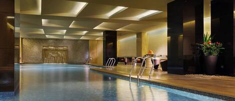 Indoor pool, sun loungers