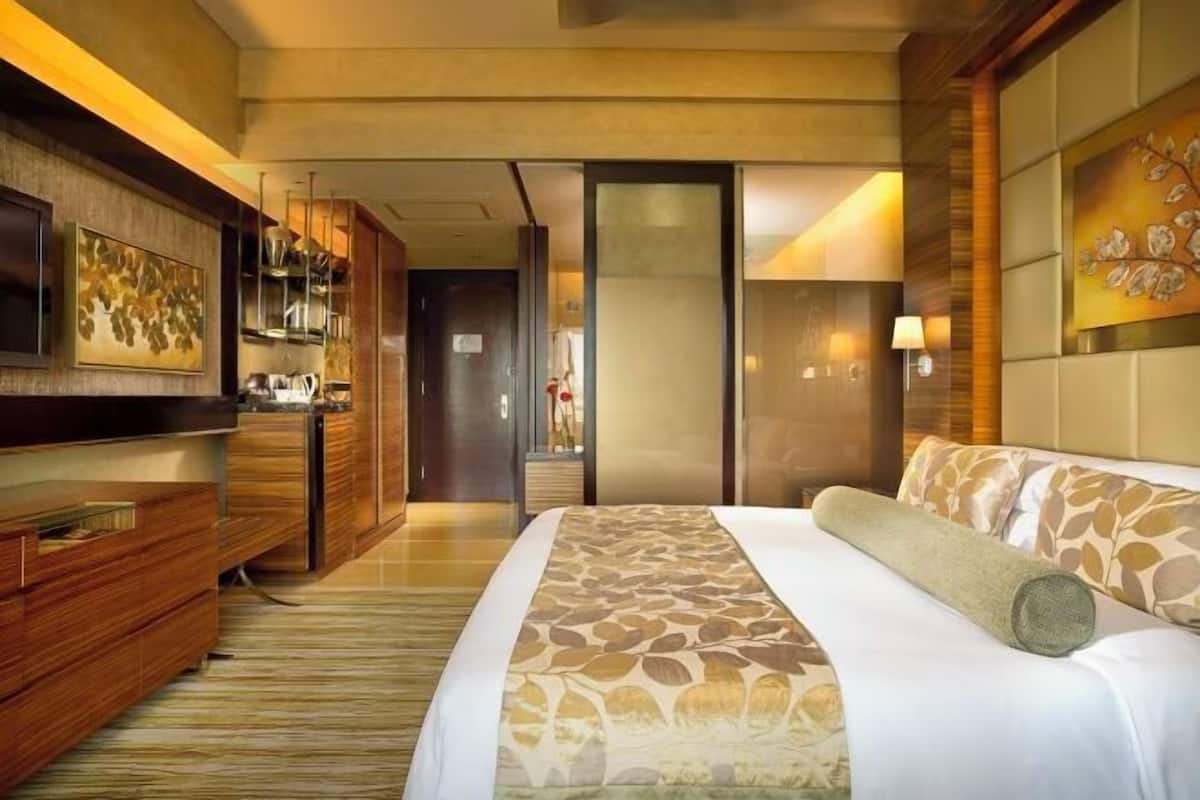 Minibar, caja fuerte, escritorio y cortinas opacas
