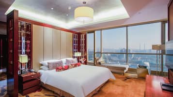 Rom, 1 kingsize-seng, byutsikt | Minibar, safe på rommet, skrivebord og blendingsgardiner