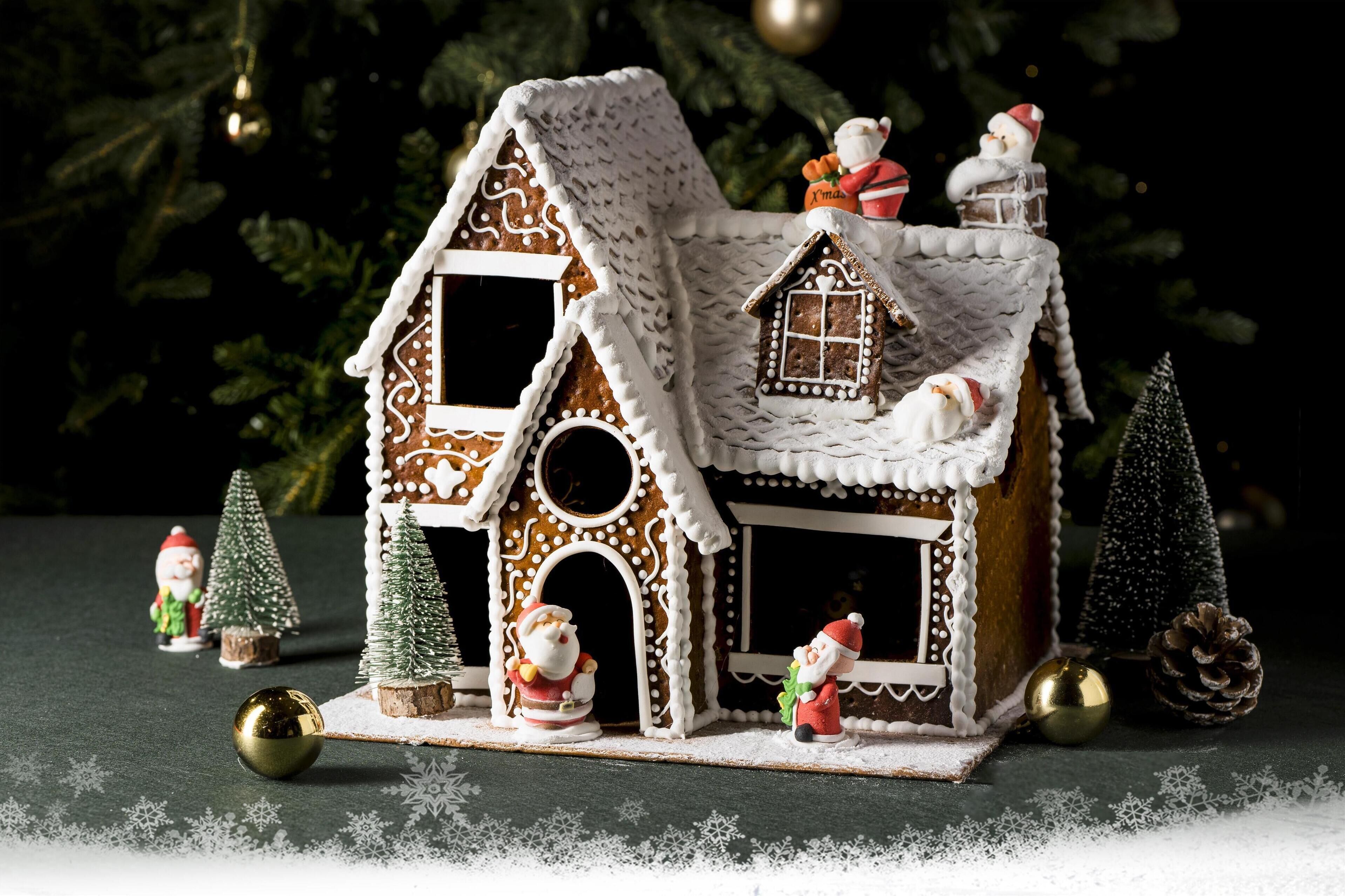 4 restaurants, breakfast, lunch, dinner served; international cuisine