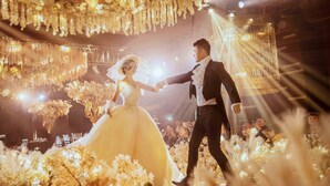 A couple dancing on a stage decorated with flowers and lights. - Kempinski Hotel Yinchuan (Yinchuan)