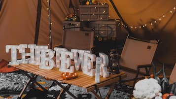 4 restaurants, breakfast, lunch, dinner served; international cuisine