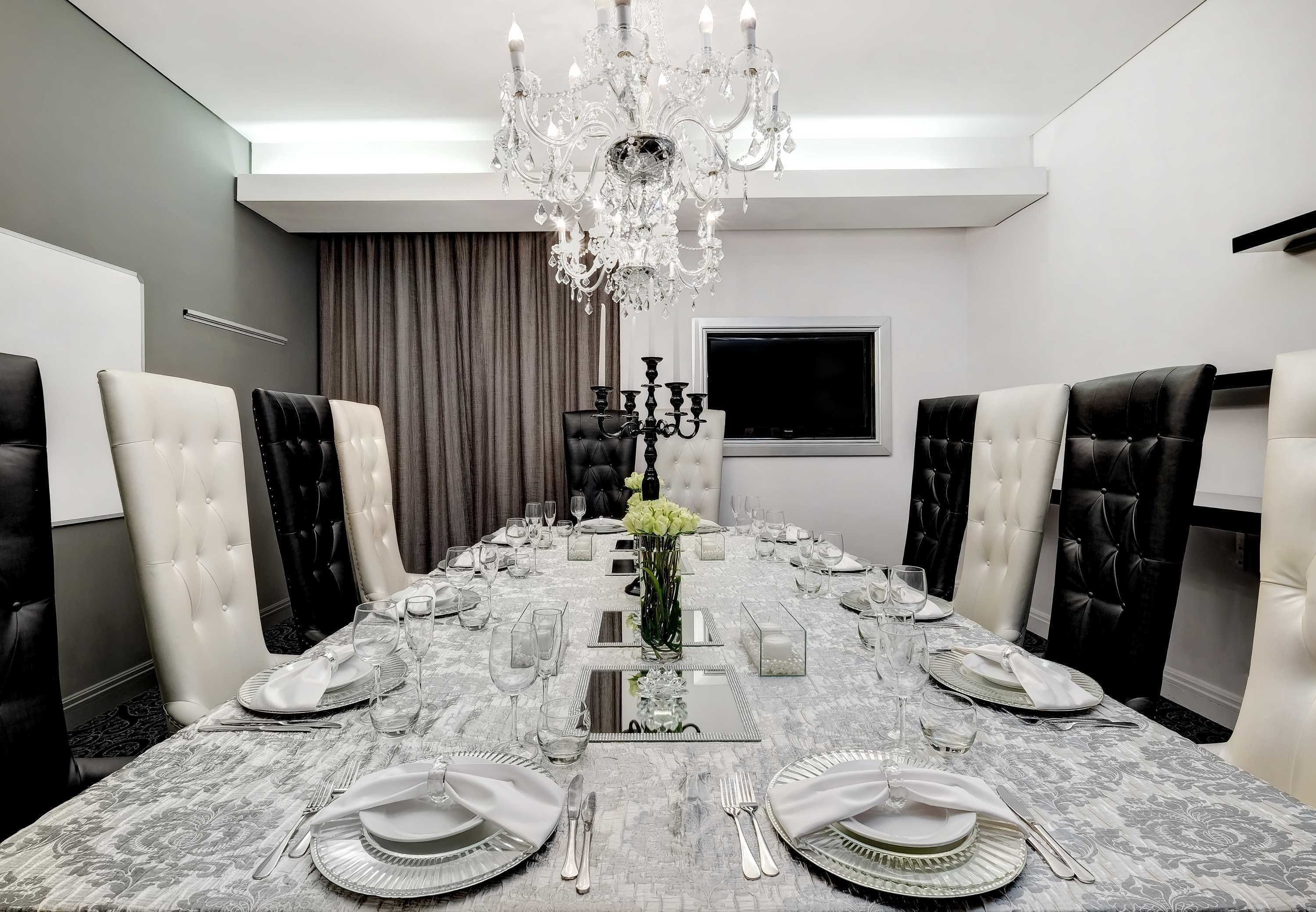 Breakfast, lunch, dinner served; garden views