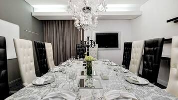 Breakfast, lunch, dinner served; garden views