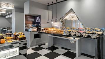 Petit déjeuner, déjeuner et dîner servis sur place, vue sur le jardin