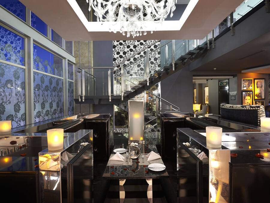 Frühstück, Mittagessen, Abendessen, Blick auf den Garten