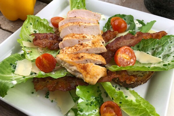 Ensalada con lechuga, tomates y tocino.