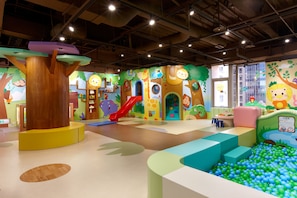 Zona de juegos infantil cubierta