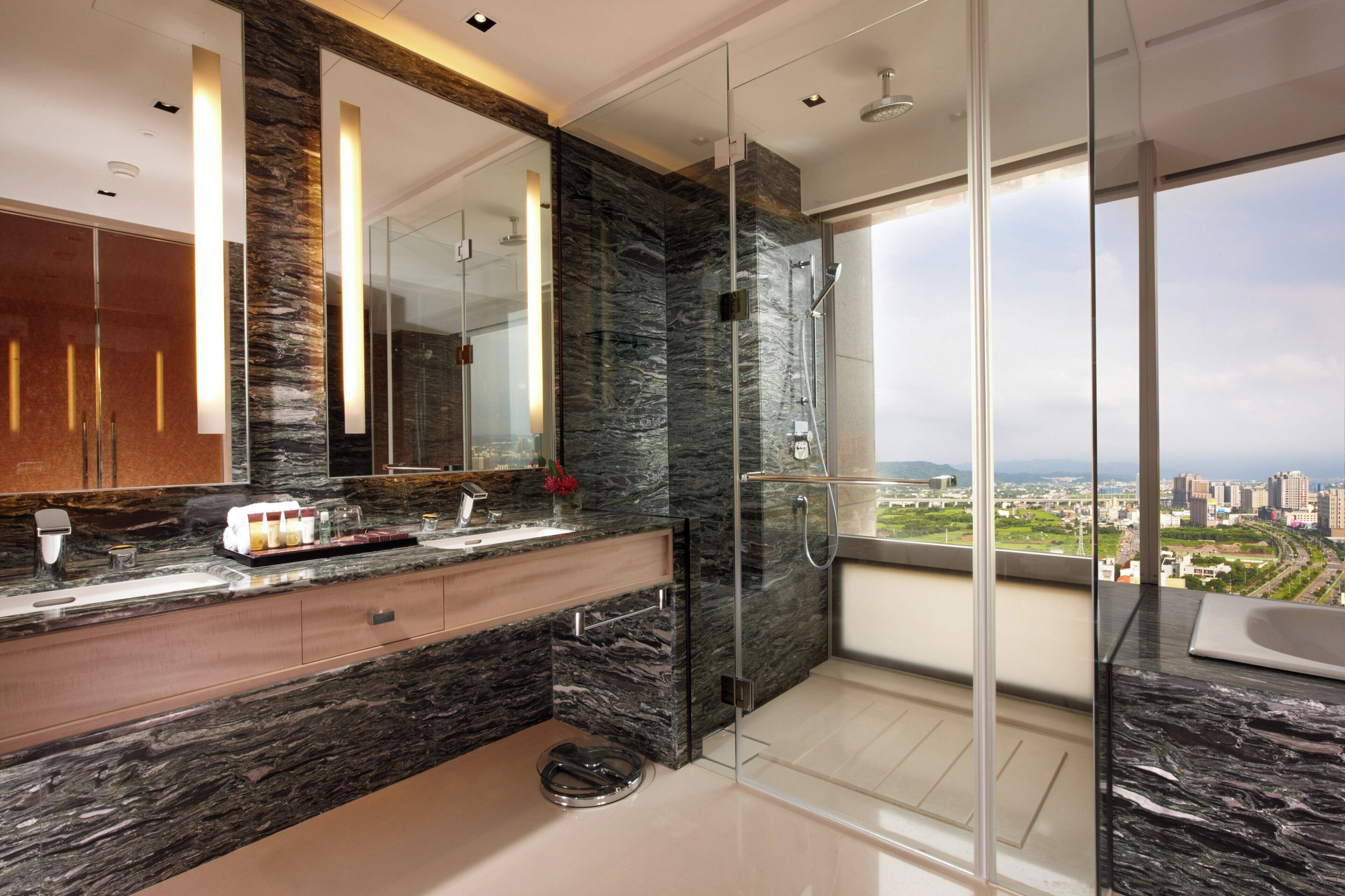 executive suite, 1 king bed | bathroom | separate bathtub and shower, deep-soaking bathtub, free toiletries