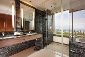 Executive suite, 1 kingsize bed | Badkamer | Een aparte badkuip en douche, een diep bad, gratis toiletartikelen