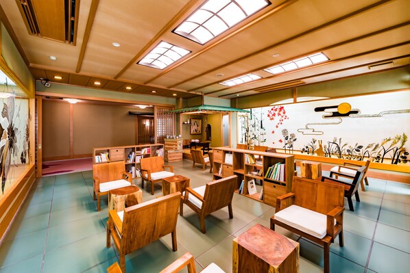 Une bibliothèque avec des meubles en bois et des étagères.