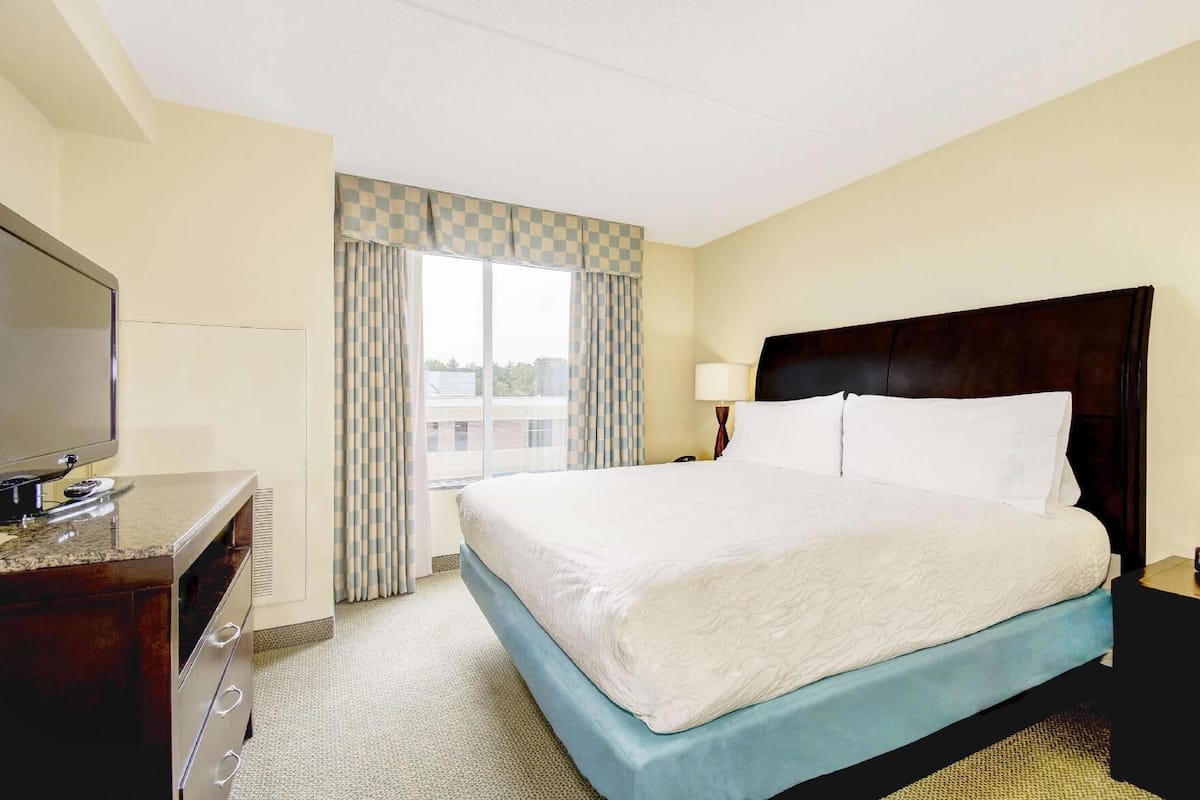 Premium bedding, in-room safe, desk, laptop workspace