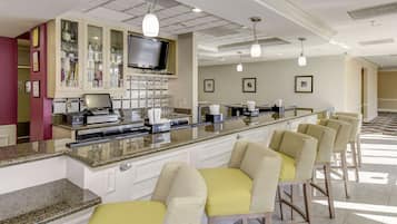 供應早餐和晚餐,美國料理