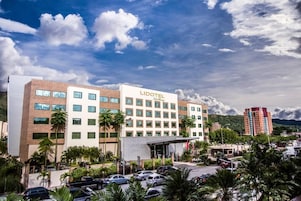 Hotel LIDOTEL com design moderno, com vários andares e uma entrada imponente.
