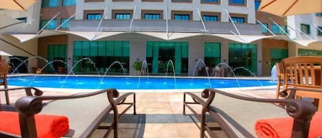 Piscine extérieure, parasols de plage, chaises longues