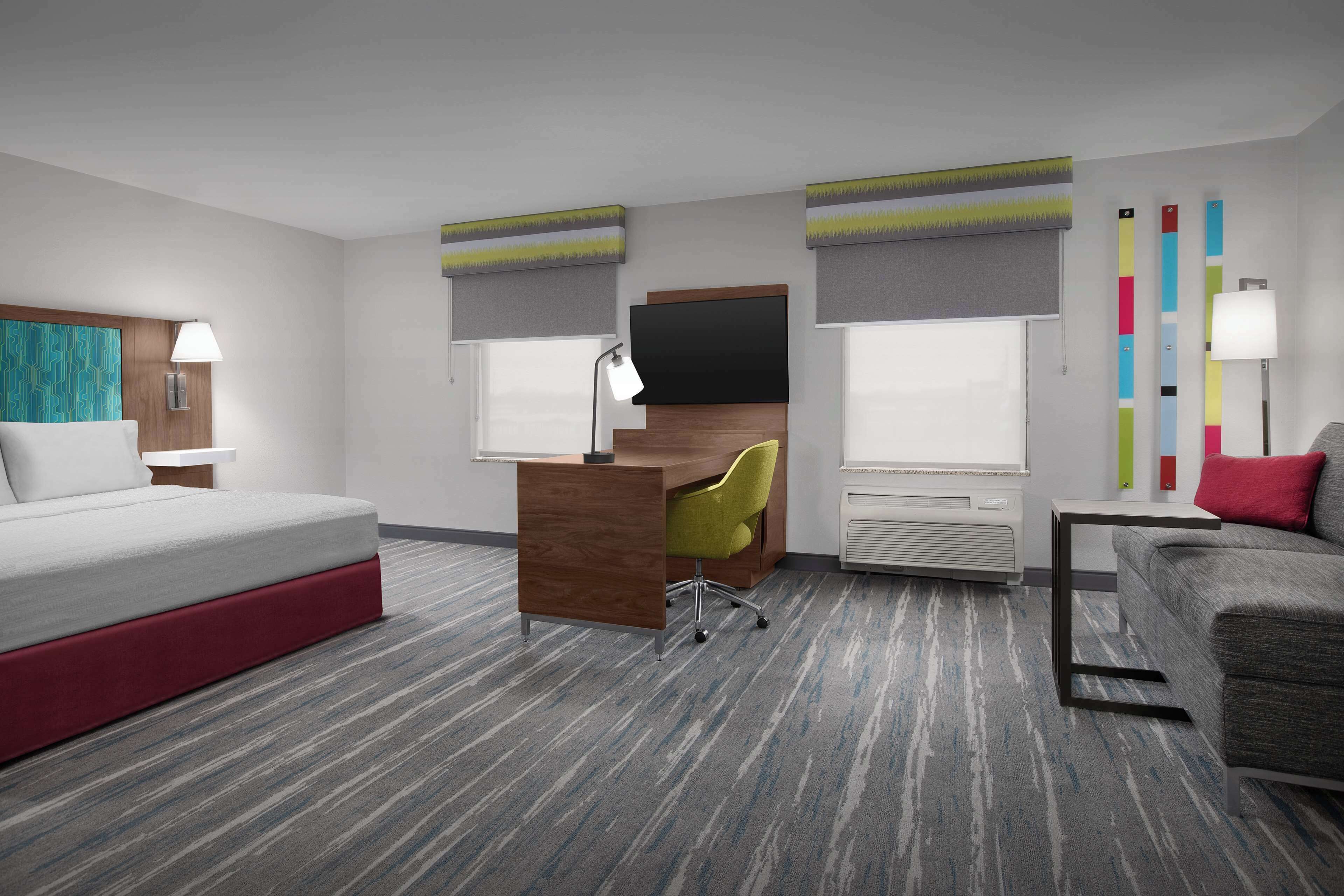 studio suite, 1 king bed | living area | 32-inch lcd tv with cable channels, tv