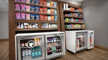 Ein Bereich zur Präsentation von Snacks und Getränken mit verschiedenen abgepackten Snacks und gekühlten Getränken.