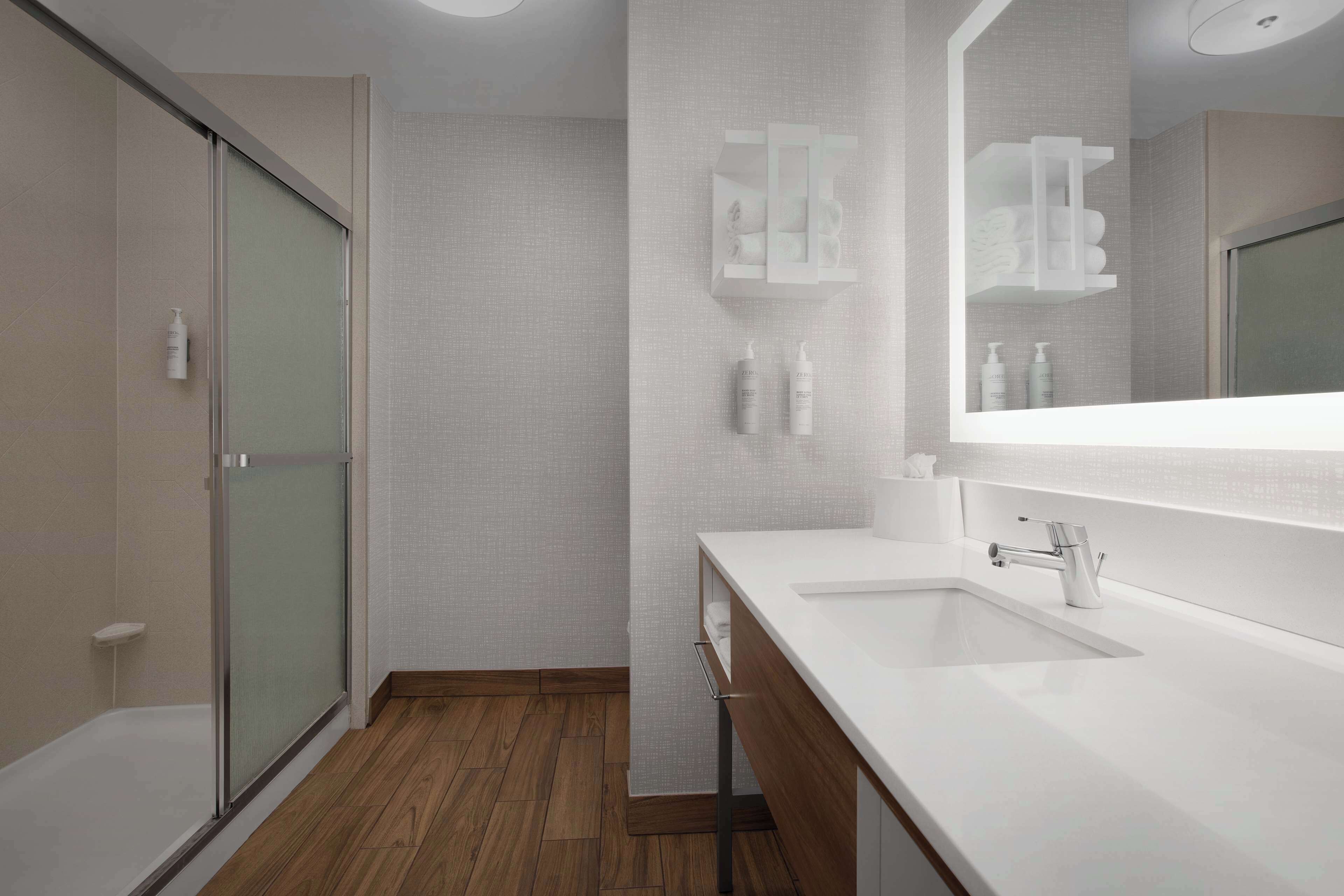 deluxe room, 1 king bed, non smoking | bathroom shower