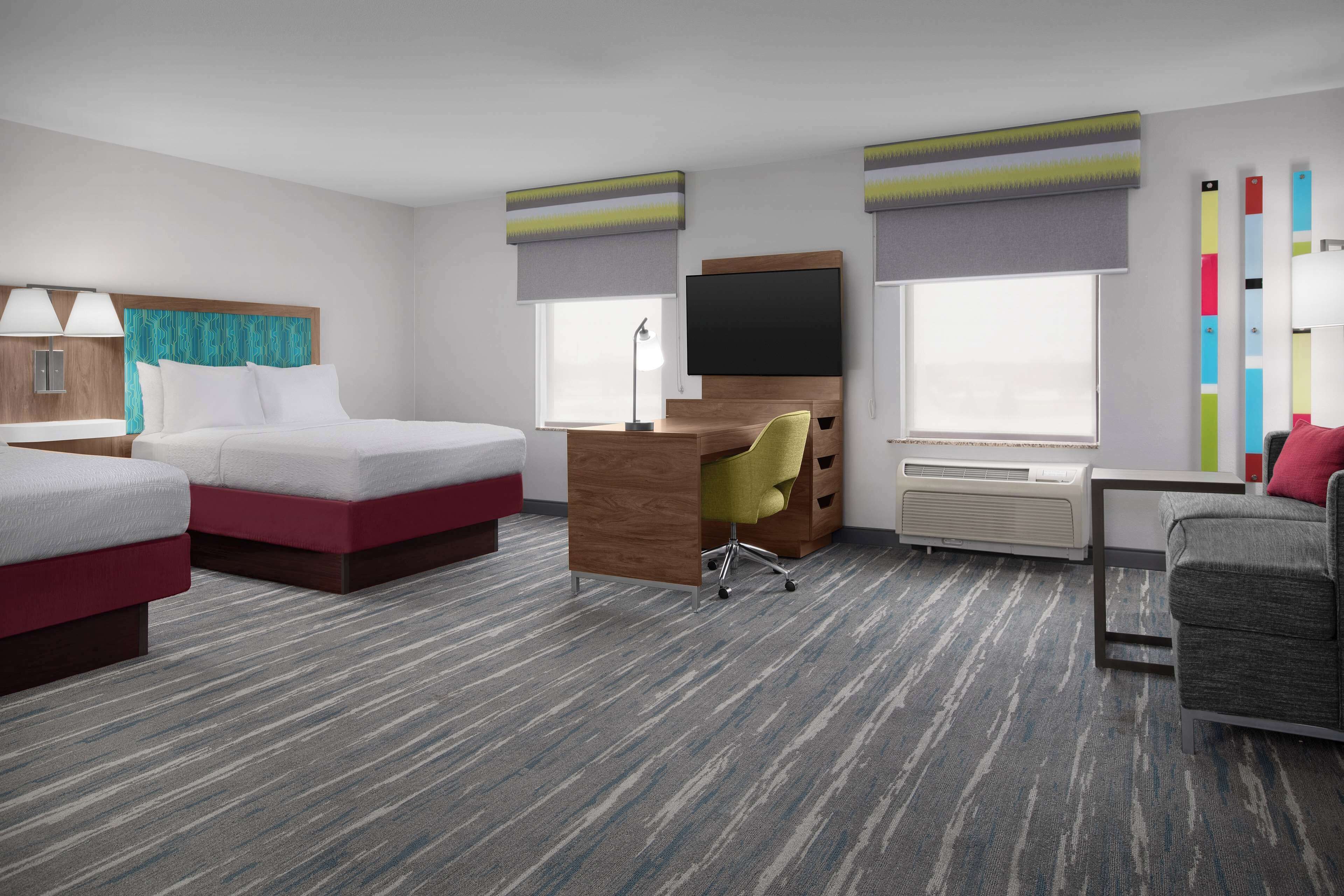 studio suite, 1 king bed | living area | 32-inch lcd tv with cable channels, tv