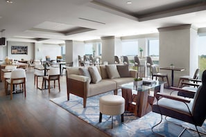 2 bars/lounges