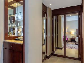 Minibar, in-room safe, desk, soundproofing - Mercure Nairobi Upper Hill (Nairobi)