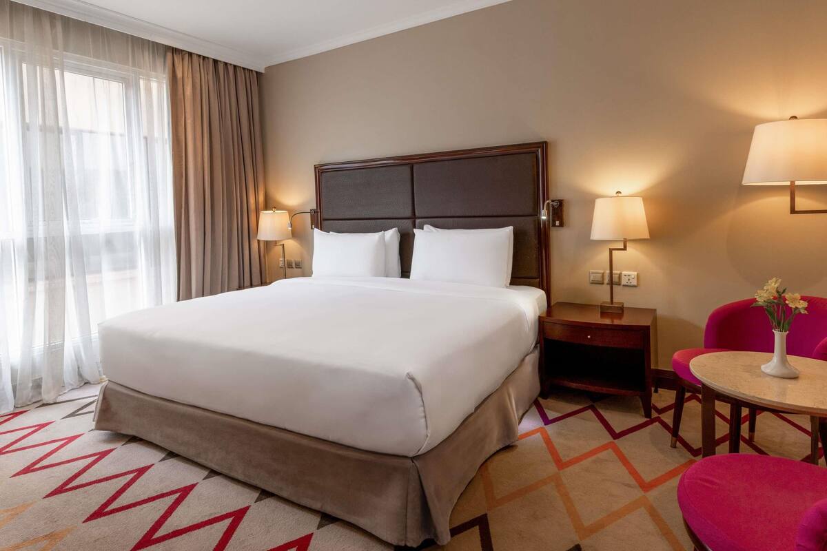 Klassieke kamer, 1 kingsize bed | Een minibar, een kluis op de kamer, een bureau, geluiddichte muren