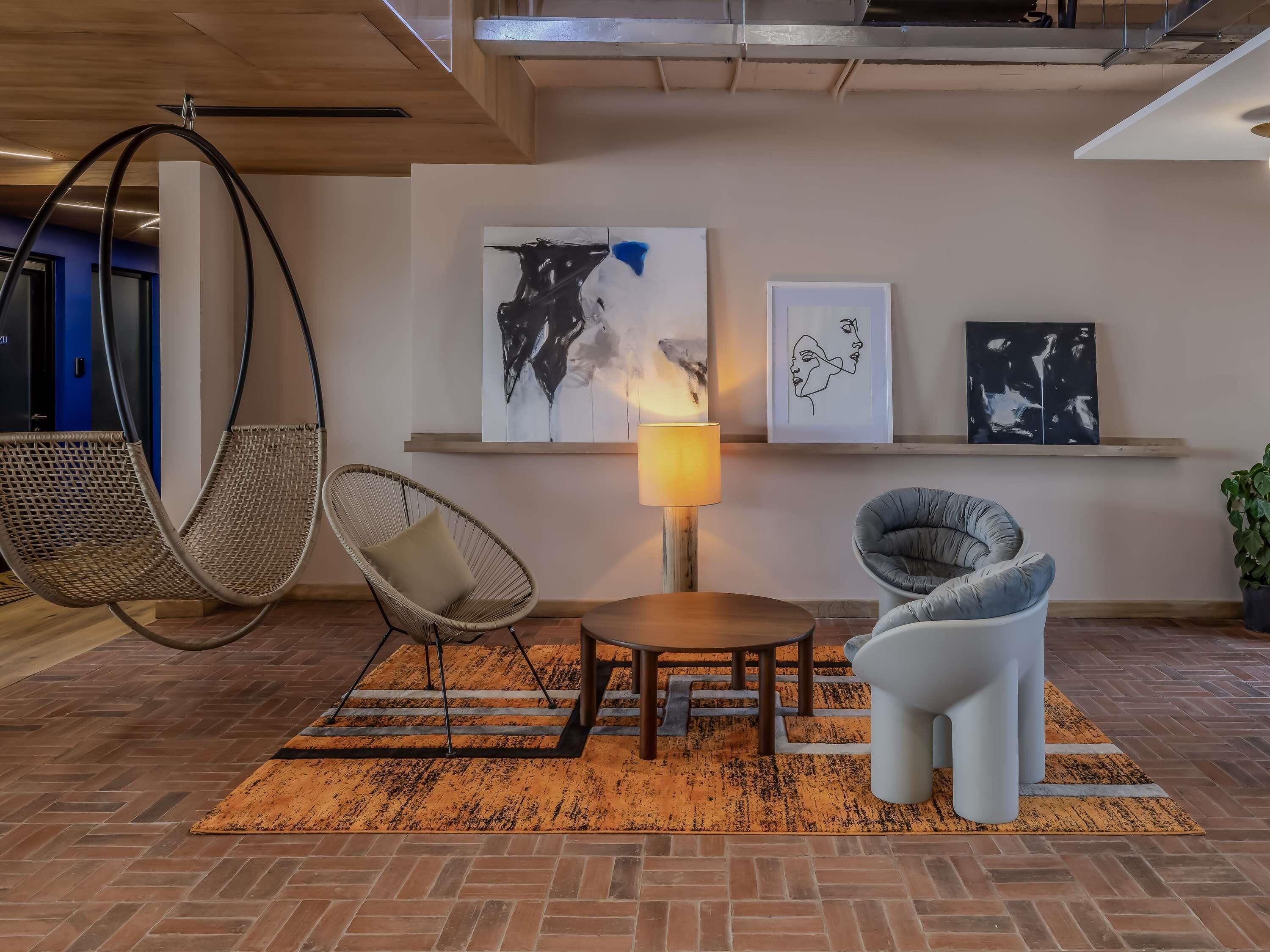 Frukost och lunch serveras, med utsikt mot poolen 