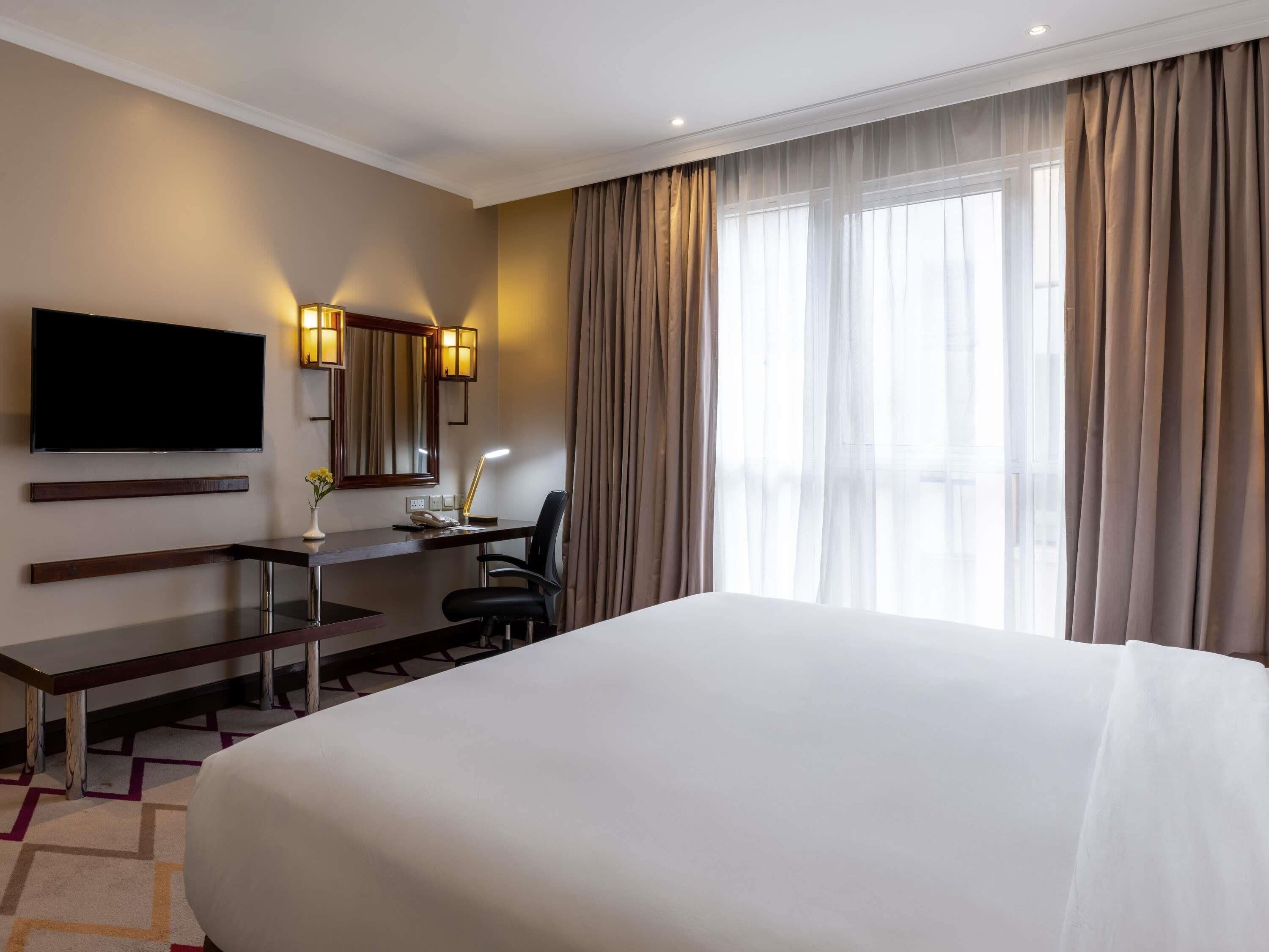 Classic Room, 1 King Bed | Minibar, in-room safe, desk, soundproofing