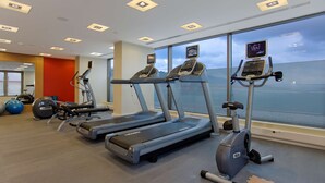 A gym with treadmills, elliptical machines, and exercise balls. - Hilton Garden Inn Kutahya (Kutahya)