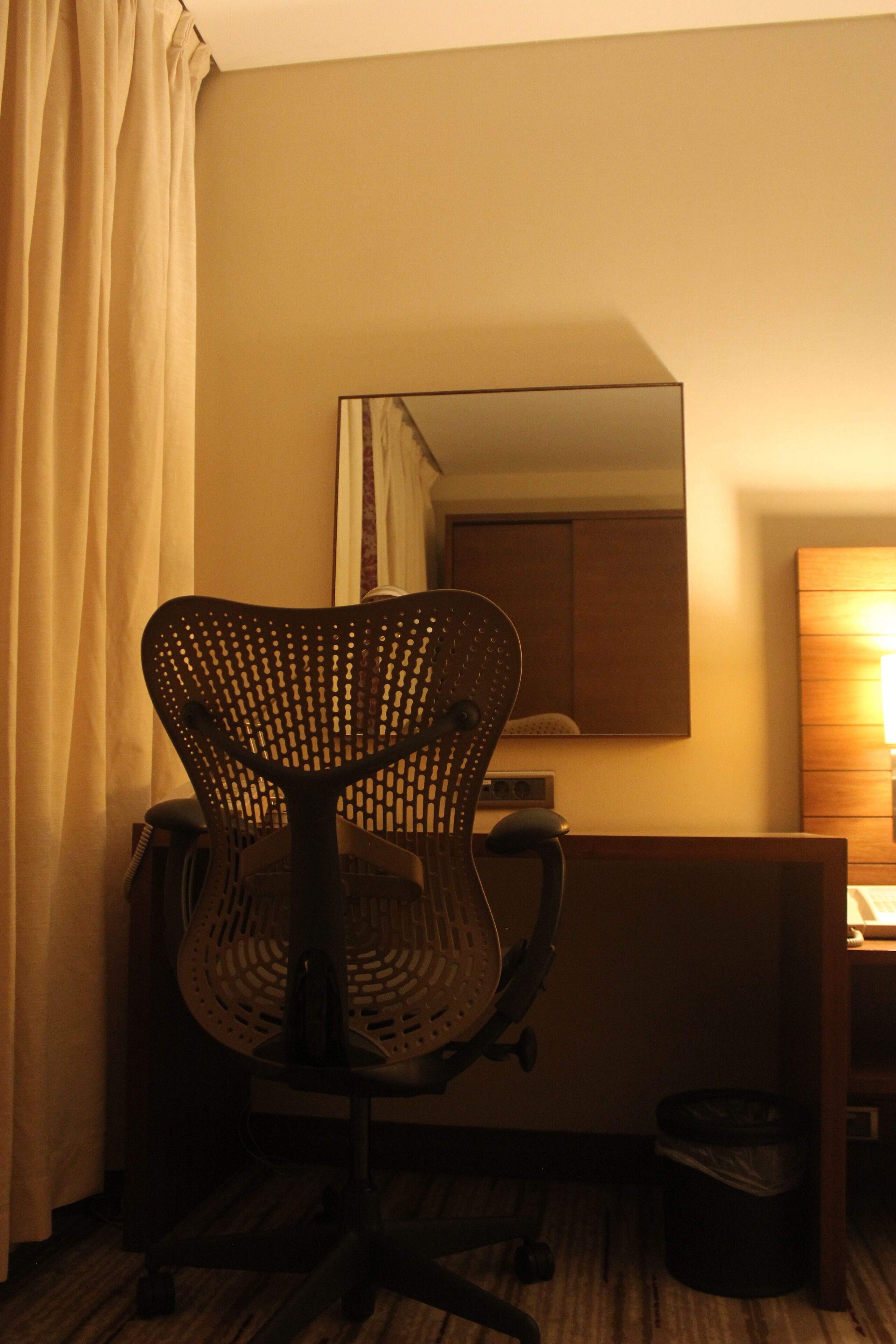 queen accesible room | in-room business centre