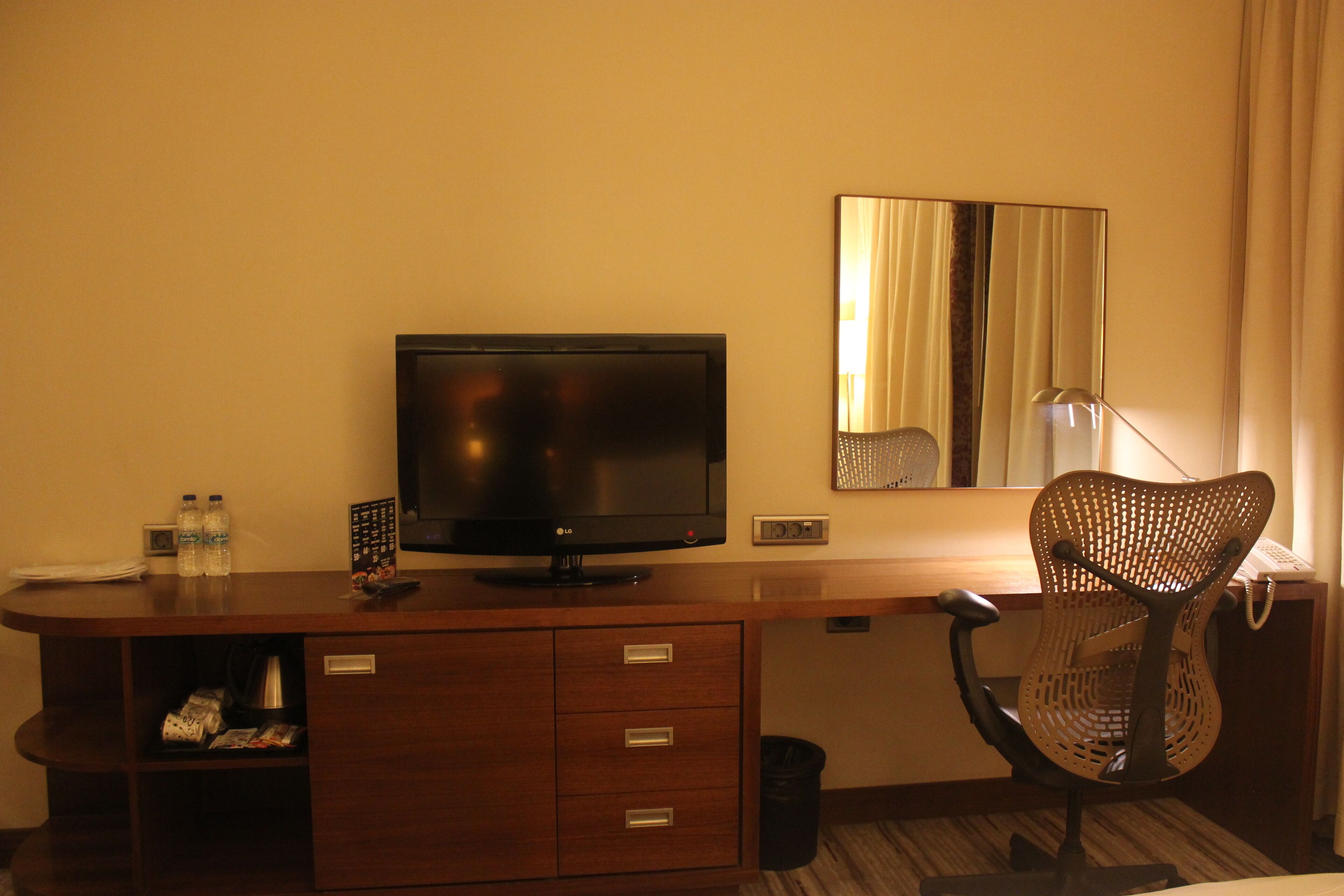 twin room | television