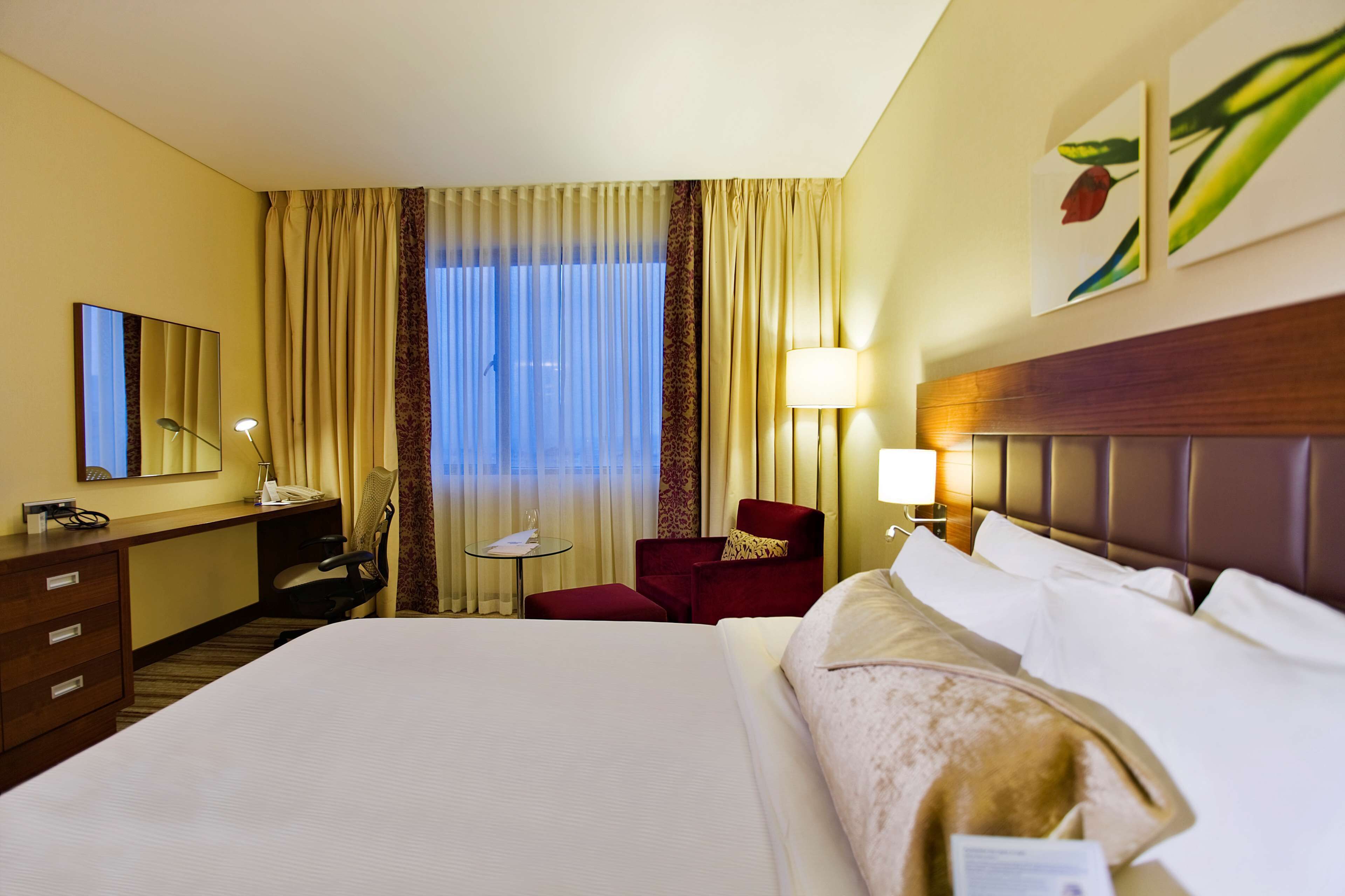 高档床上用品、客房内保险箱、办公桌、隔音