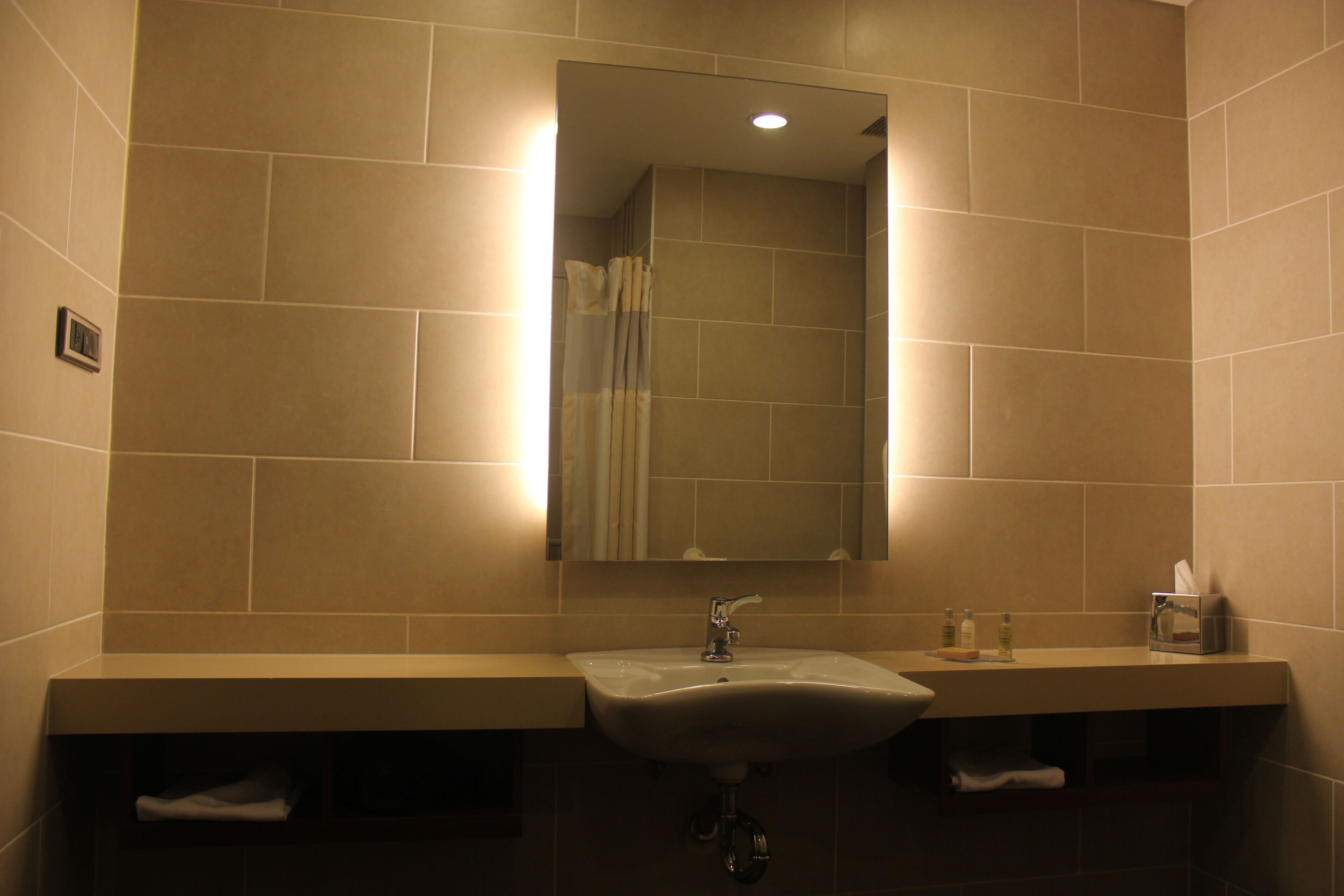 queen accesible room | bathroom sink