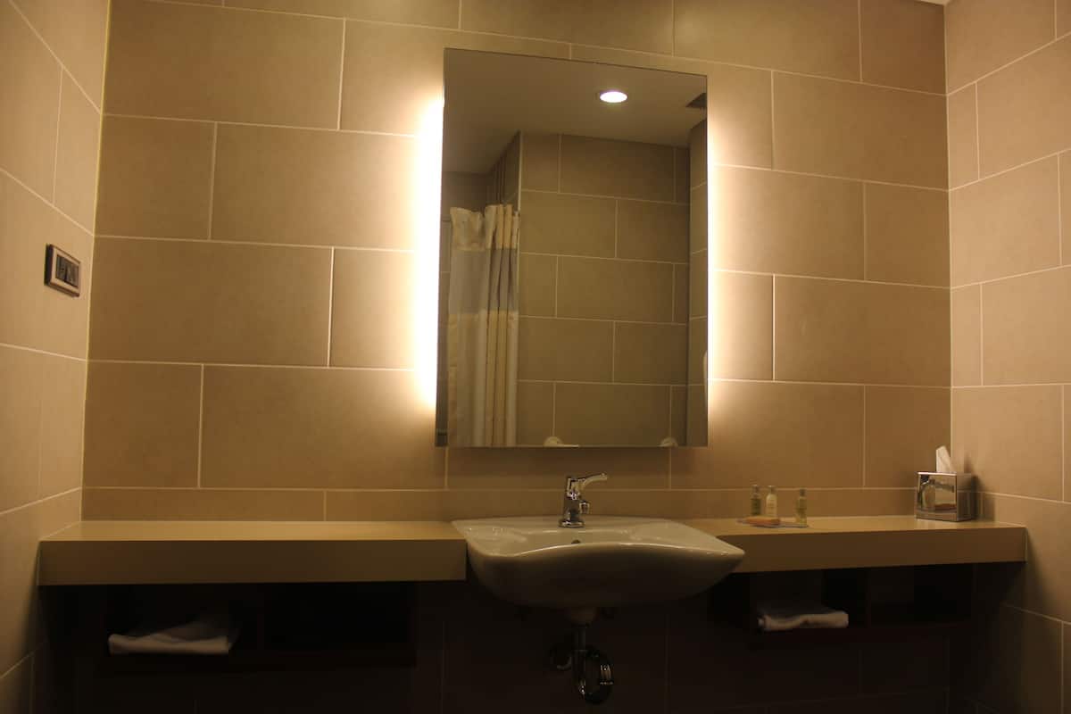 queen accesible room | bathroom sink